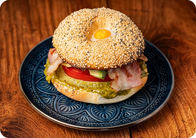 Бейгъл сандвич с бекон и пъдпъдъчи яйца