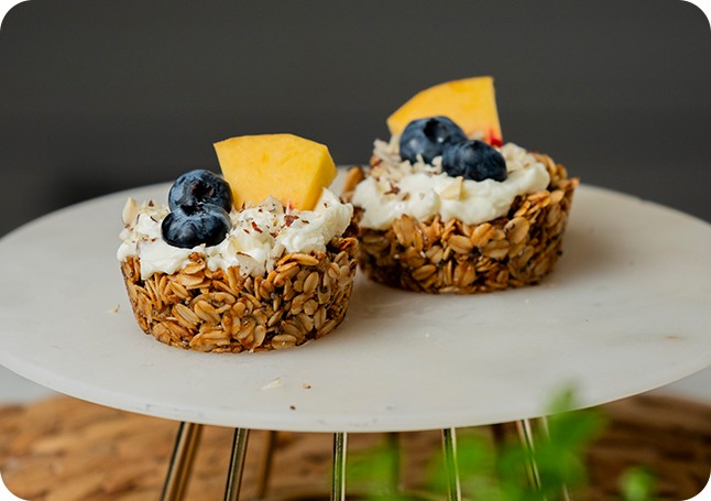 Кошнички от овесени ядки с крем и плодове